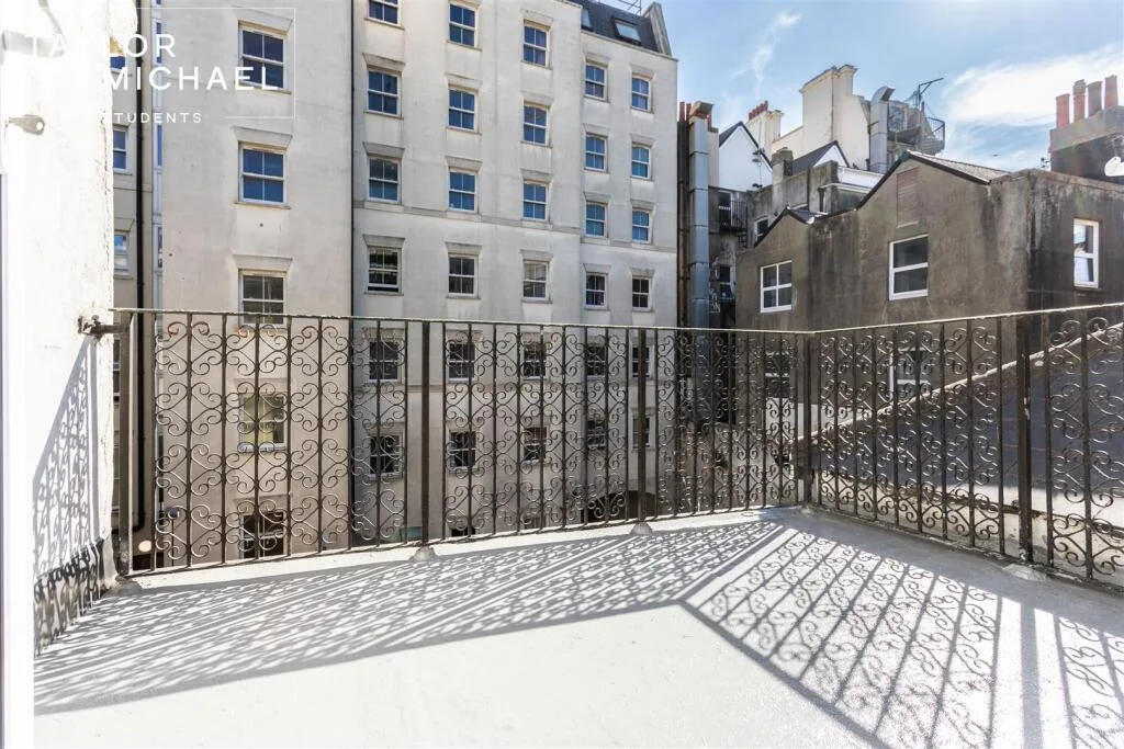 5 bedroom terraced house for rent