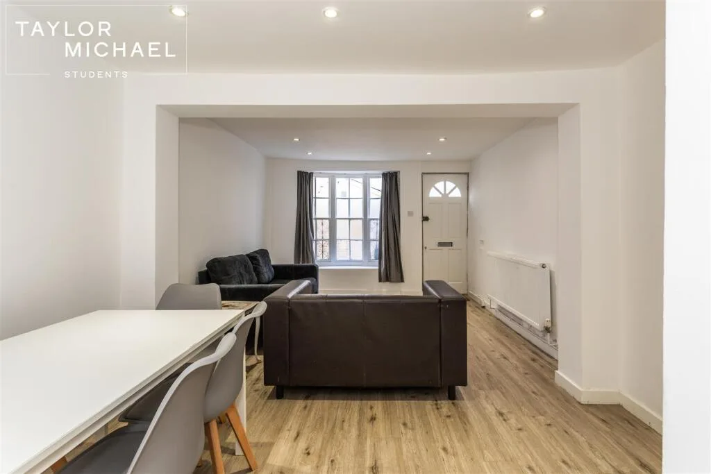 5 bedroom terraced house for rent