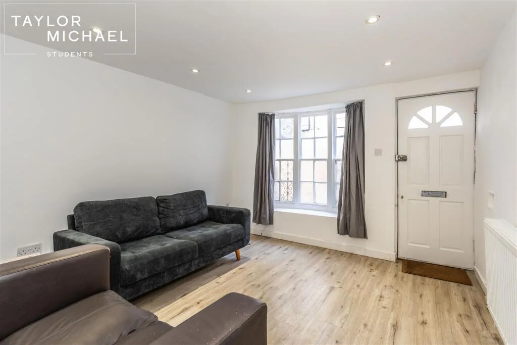 5 bedroom terraced house for rent
