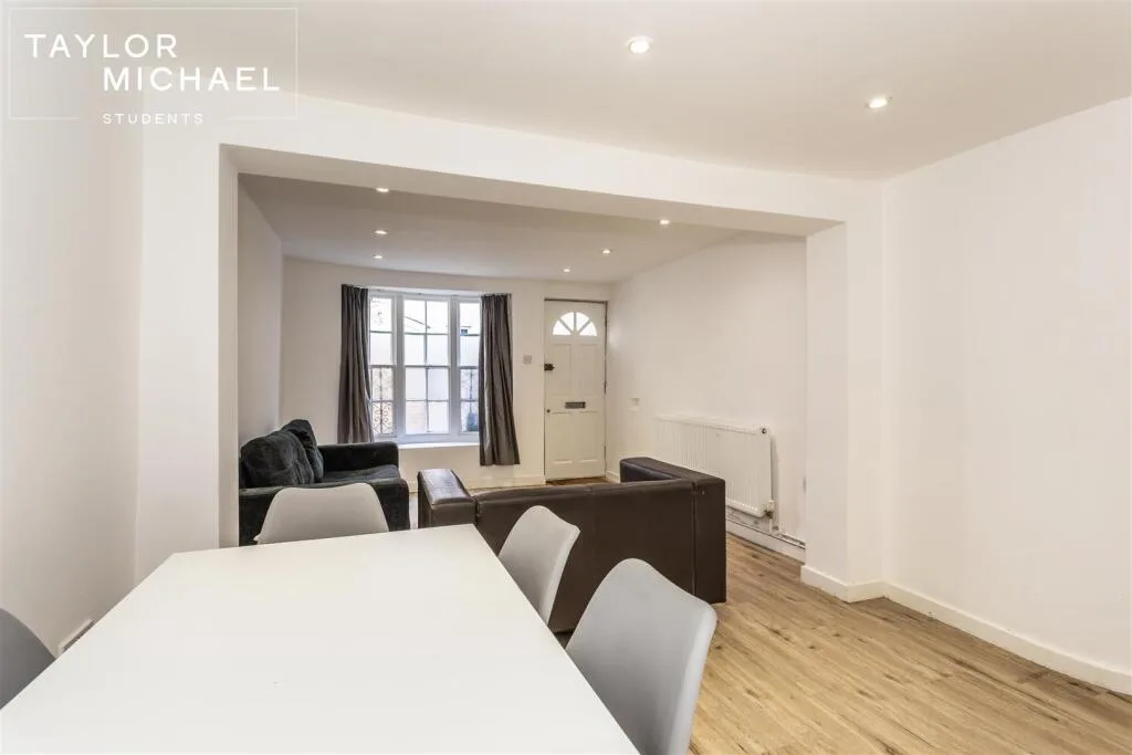 5 bedroom terraced house for rent