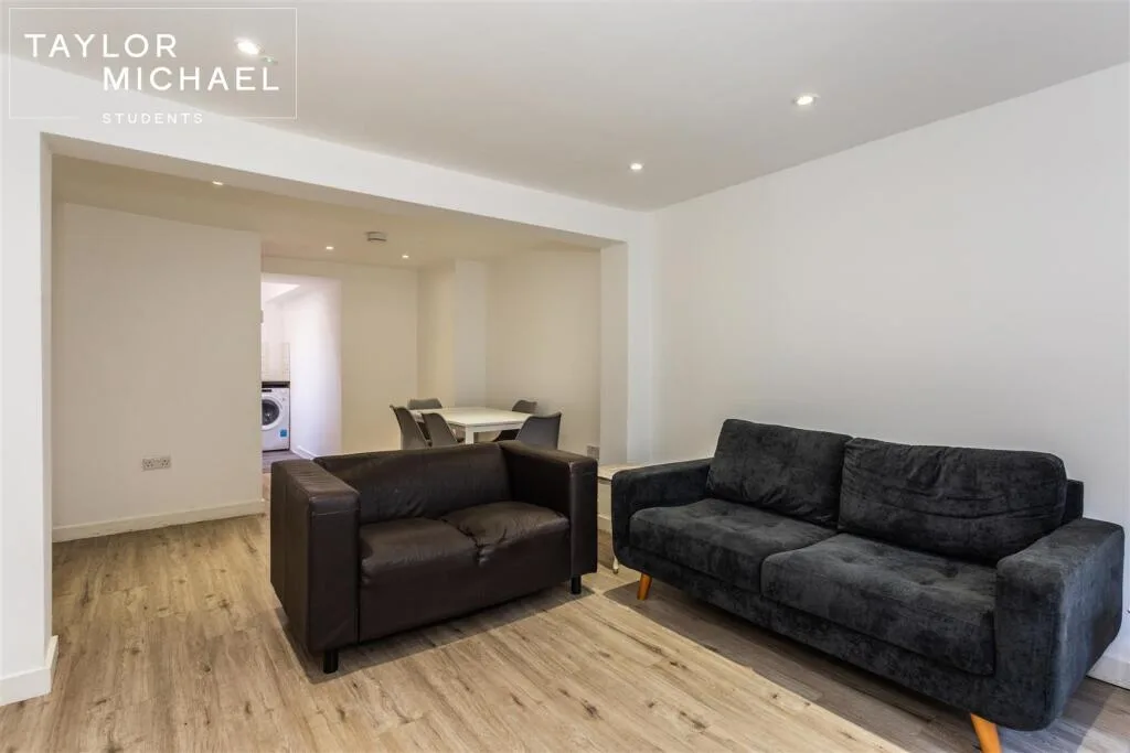 5 bedroom terraced house for rent