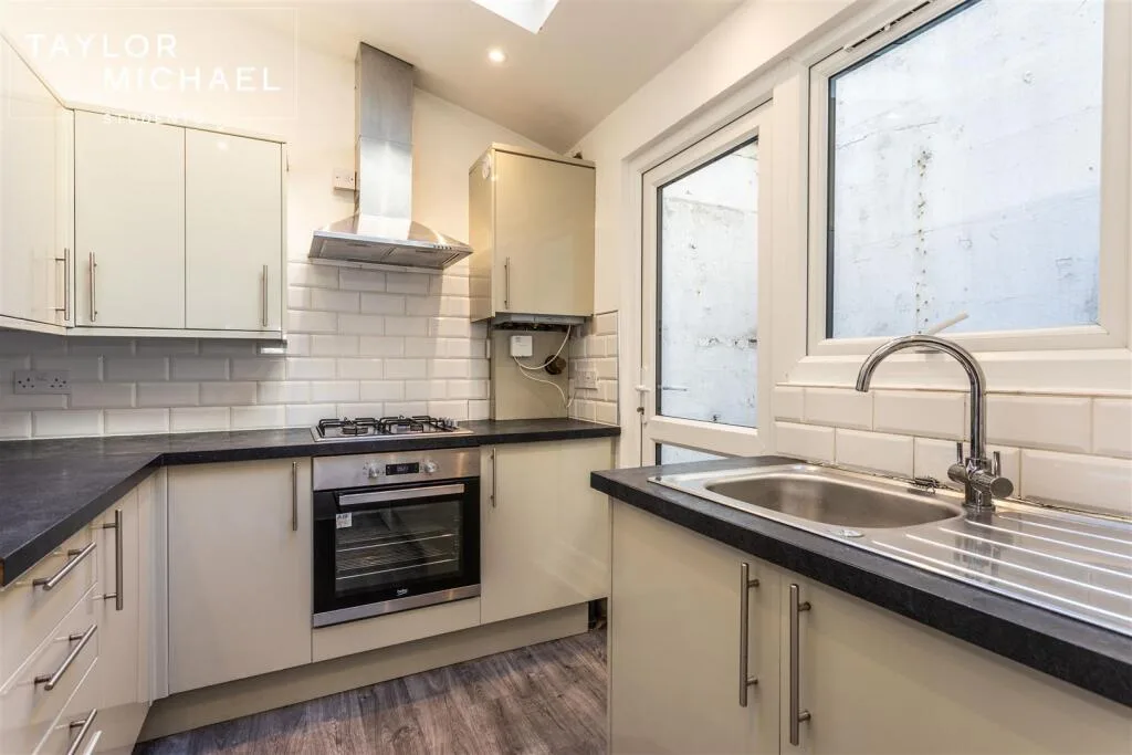 5 bedroom terraced house for rent