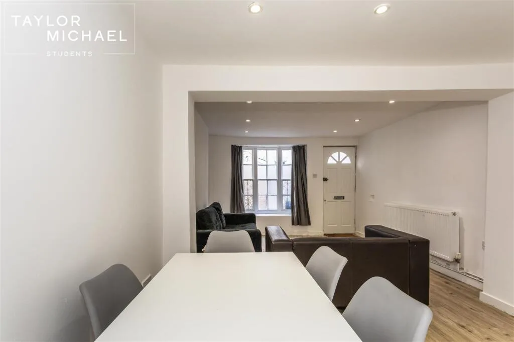 5 bedroom terraced house for rent