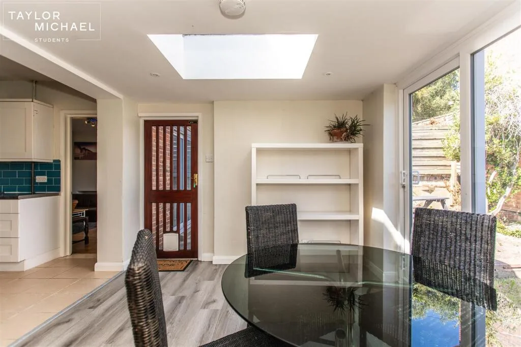 4 bedroom end of terrace house for rent