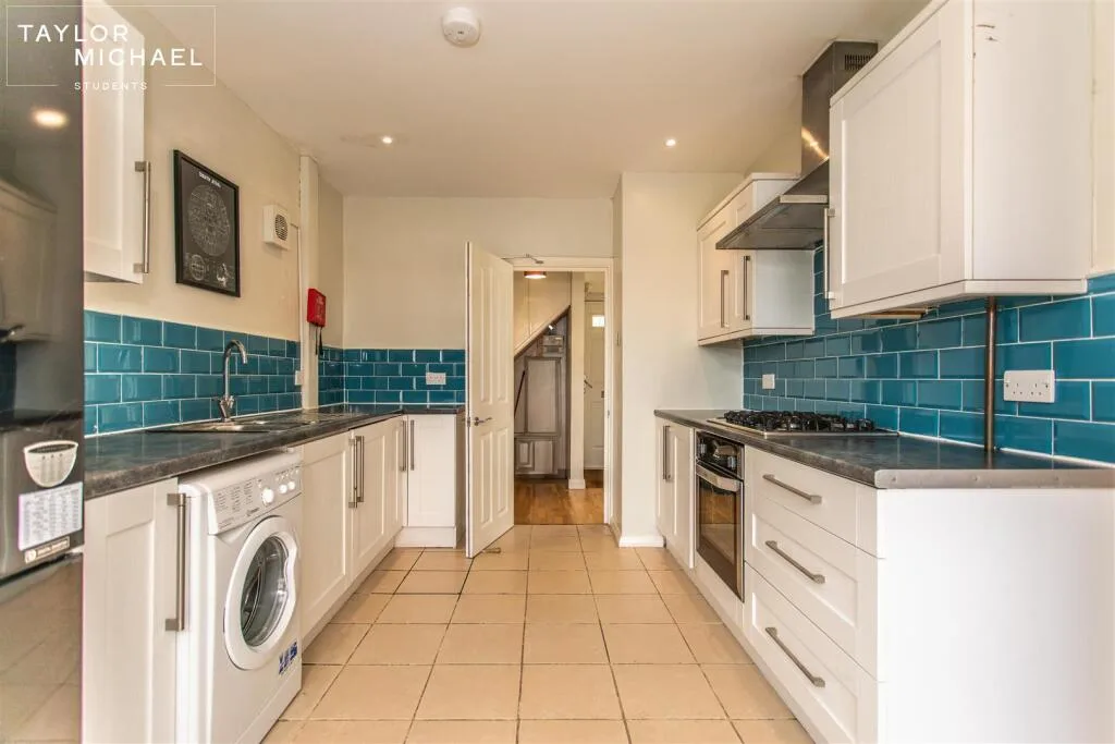 4 bedroom end of terrace house for rent