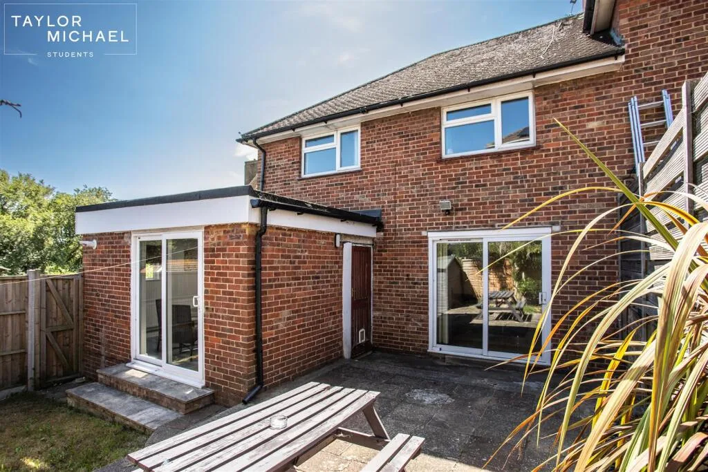 4 bedroom end of terrace house for rent