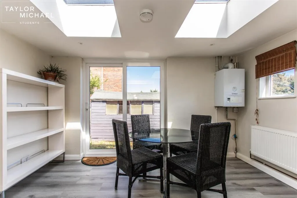 4 bedroom end of terrace house for rent