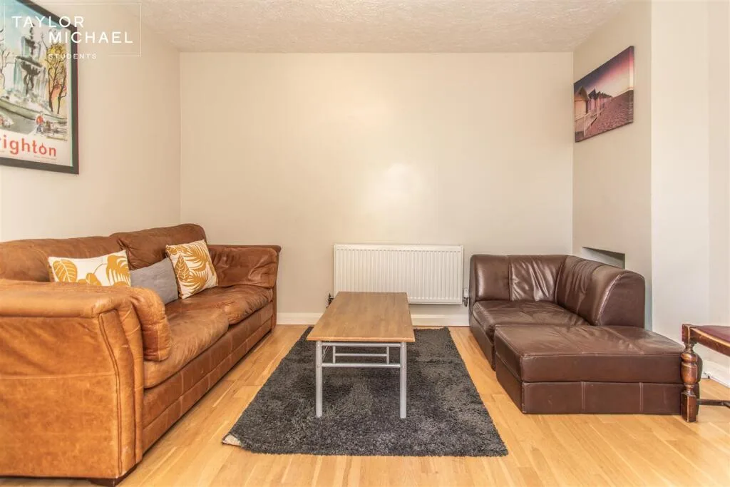 4 bedroom end of terrace house for rent