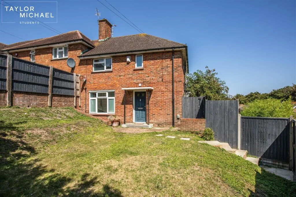 4 bedroom end of terrace house for rent