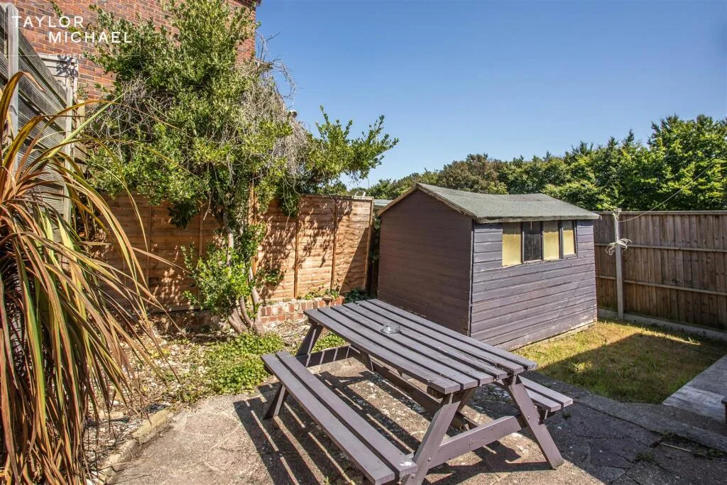 4 bedroom end of terrace house for rent