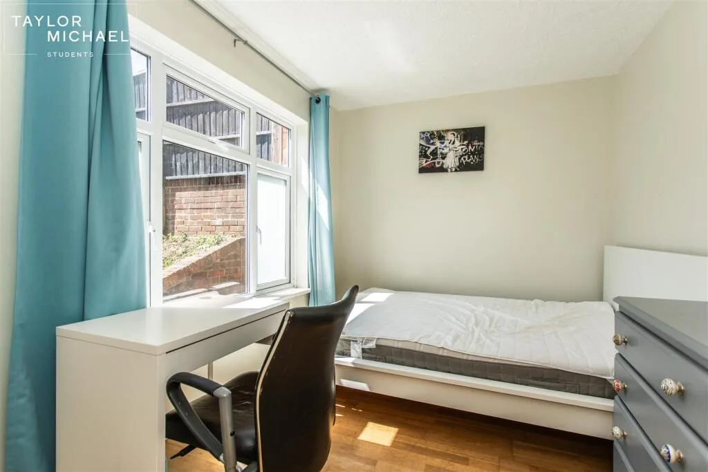 4 bedroom end of terrace house for rent