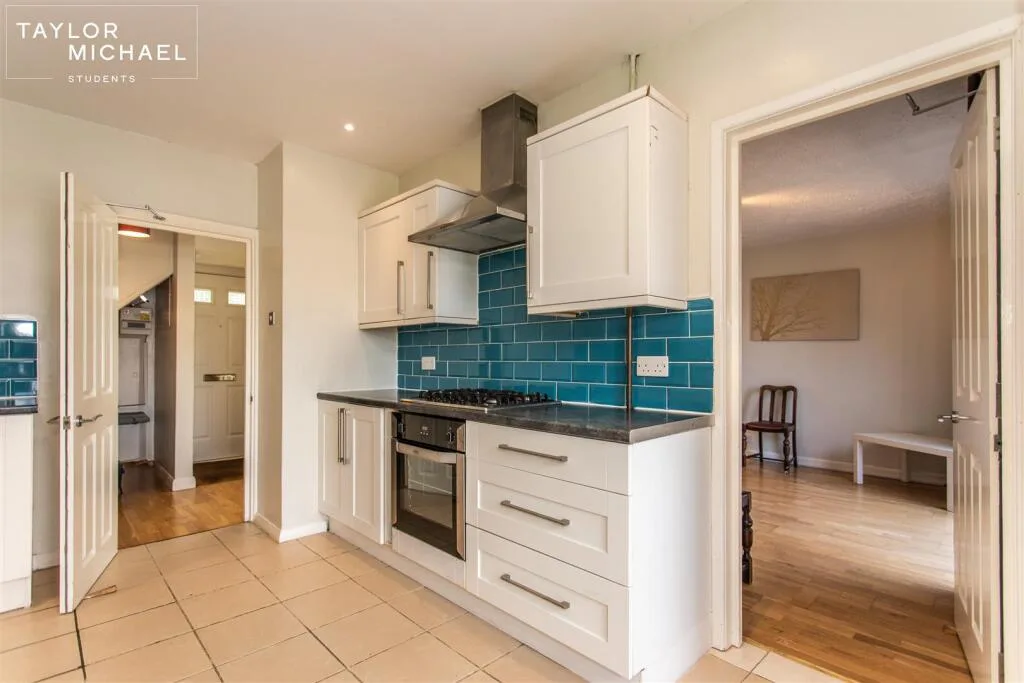 4 bedroom end of terrace house for rent