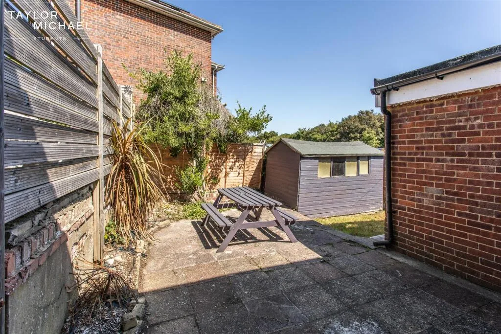 4 bedroom end of terrace house for rent