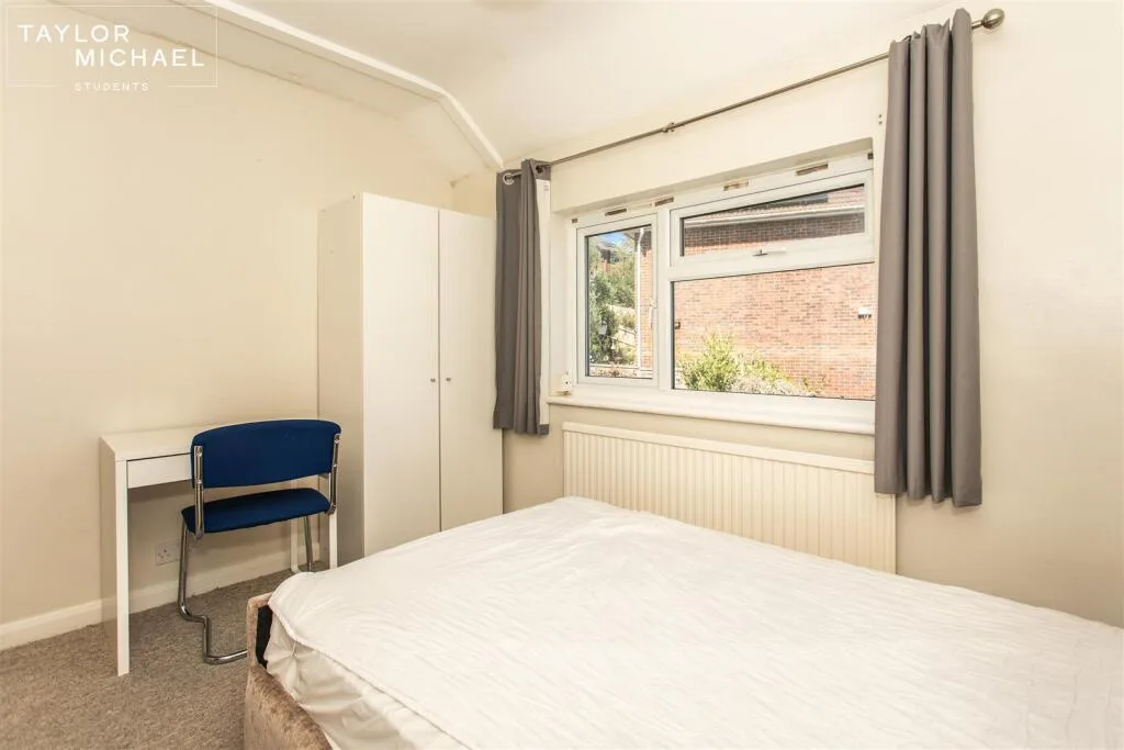4 bedroom end of terrace house for rent