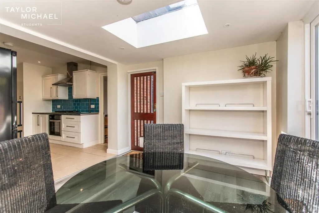 4 bedroom end of terrace house for rent