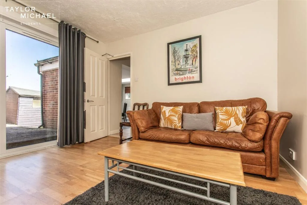 4 bedroom end of terrace house for rent