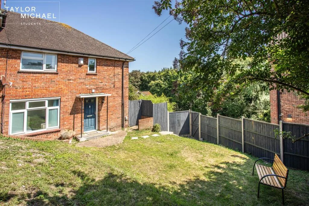 4 bedroom end of terrace house for rent