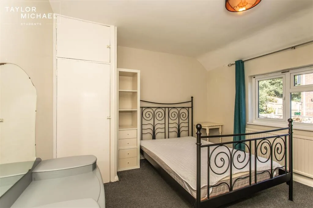 4 bedroom end of terrace house for rent