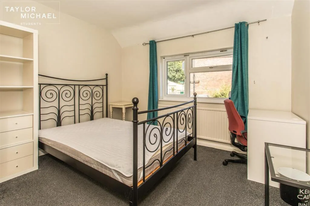 4 bedroom end of terrace house for rent