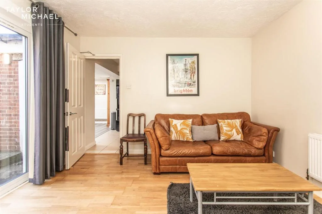 4 bedroom end of terrace house for rent