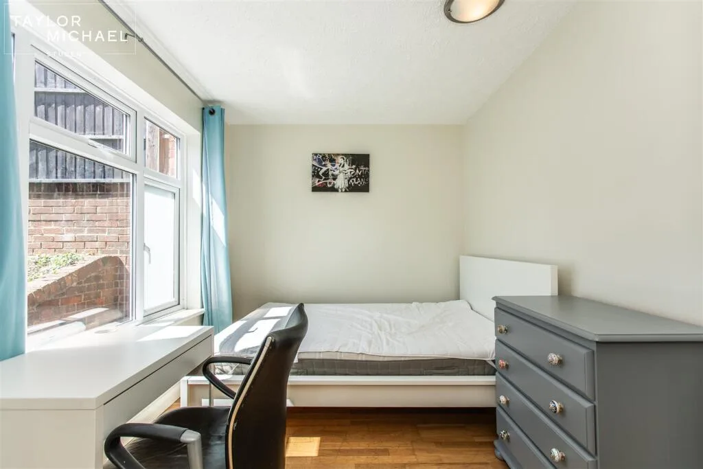 4 bedroom end of terrace house for rent
