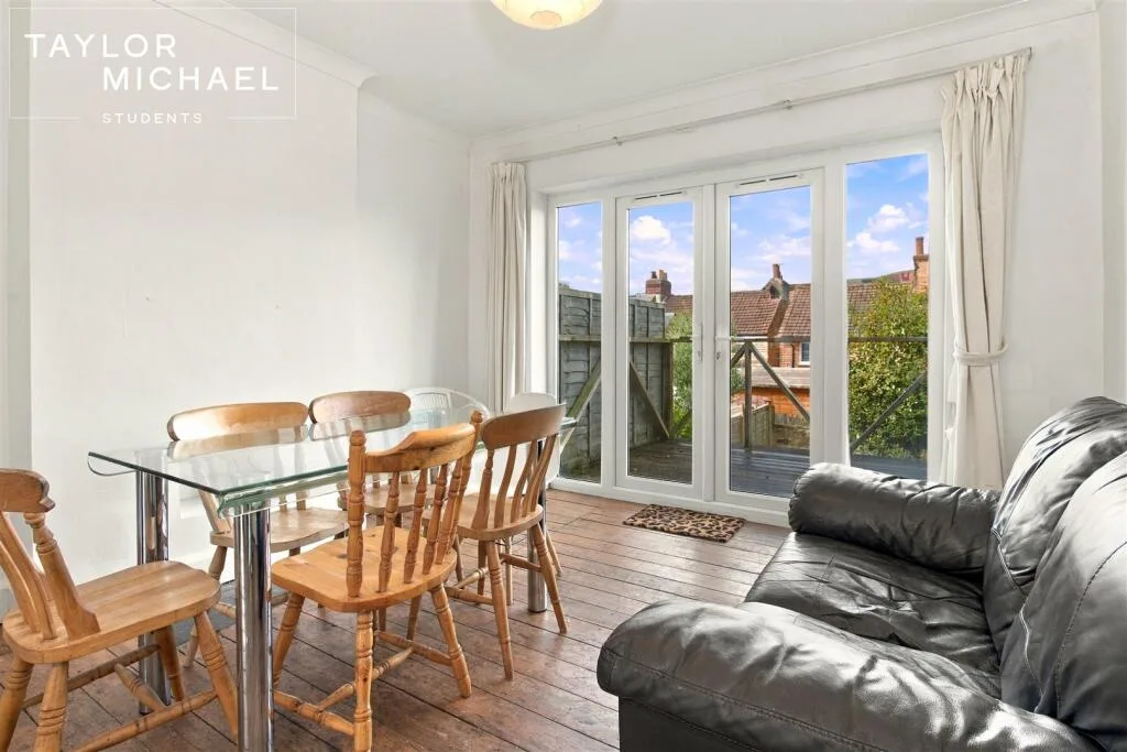 6 bedroom semi-detached house for rent