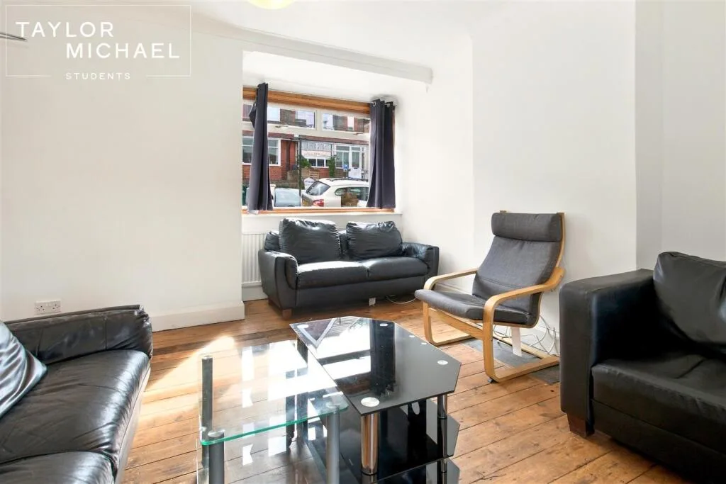 6 bedroom semi-detached house for rent