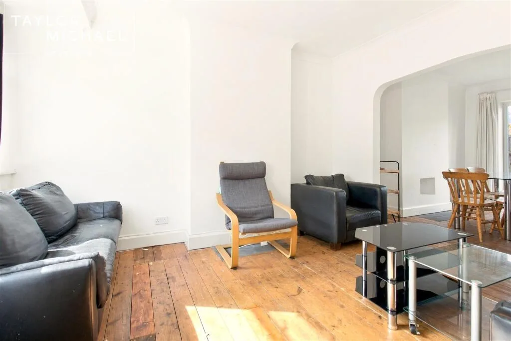 6 bedroom semi-detached house for rent