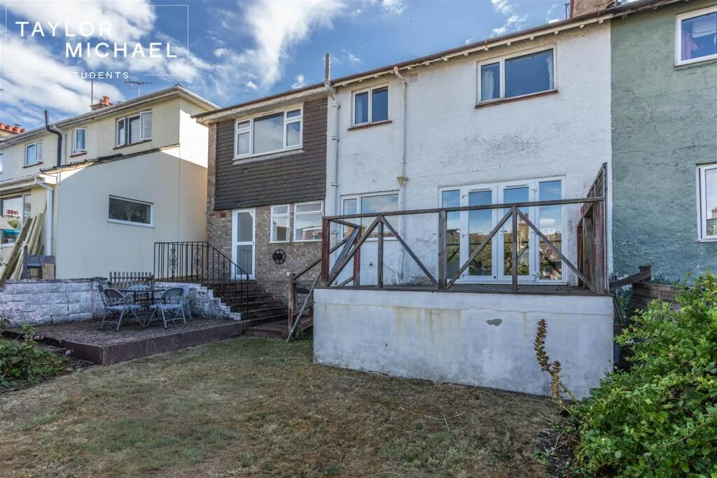 6 bedroom semi-detached house for rent
