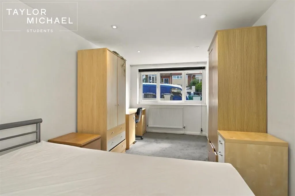 6 bedroom semi-detached house for rent