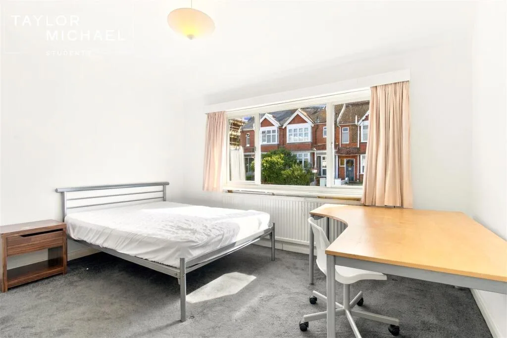 6 bedroom semi-detached house for rent