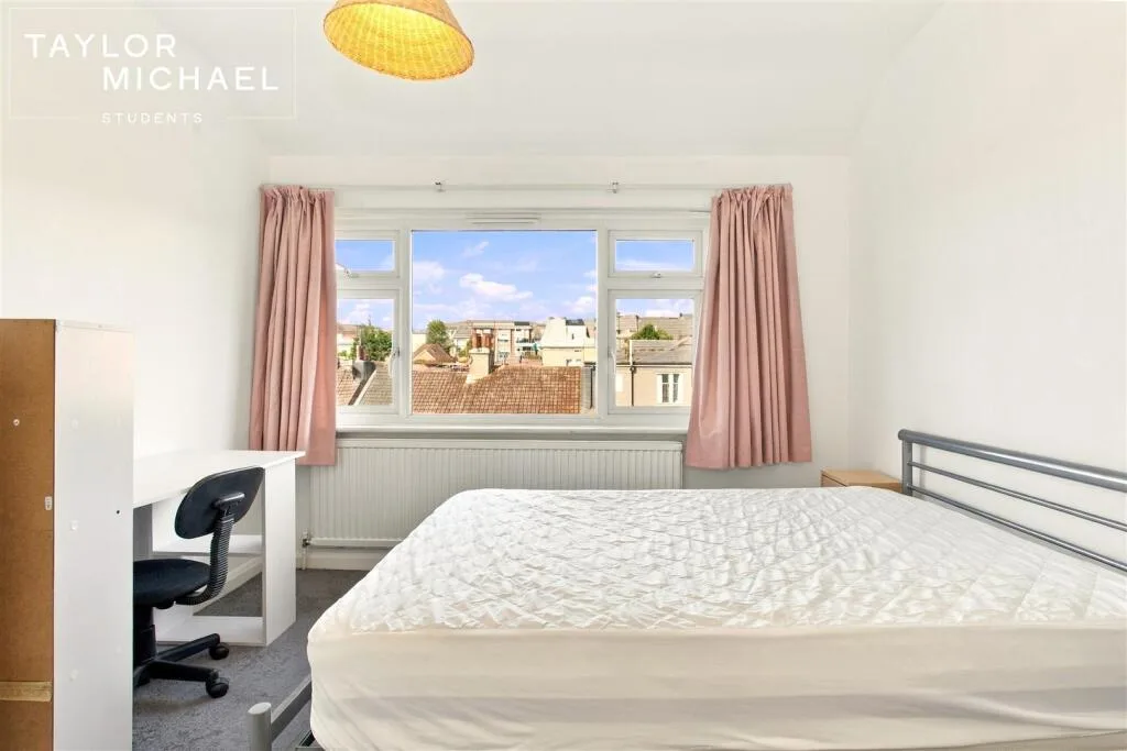 6 bedroom semi-detached house for rent