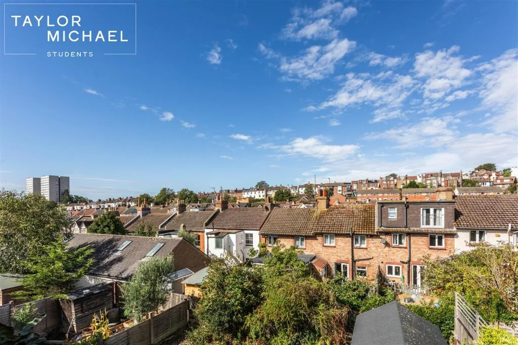 6 bedroom semi-detached house for rent