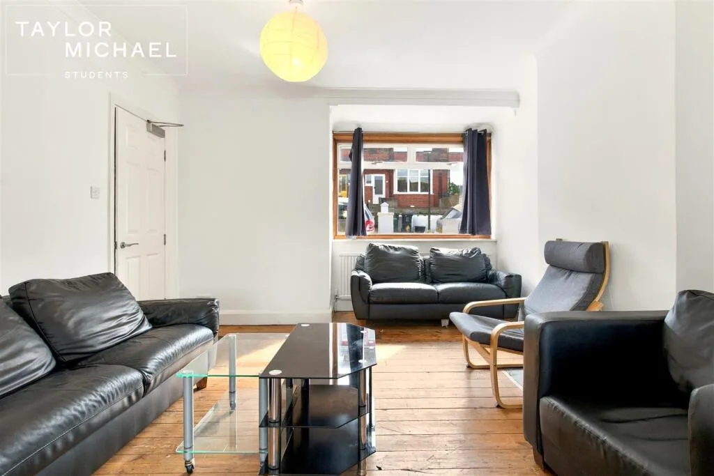 6 bedroom semi-detached house for rent