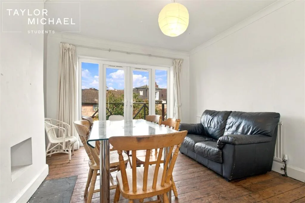 6 bedroom semi-detached house for rent