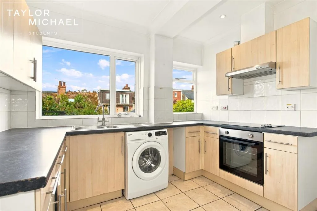 6 bedroom semi-detached house for rent