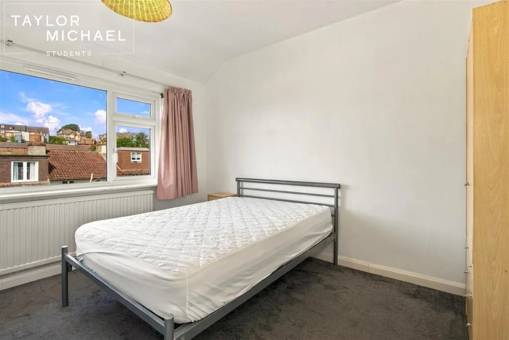 6 bedroom semi-detached house for rent