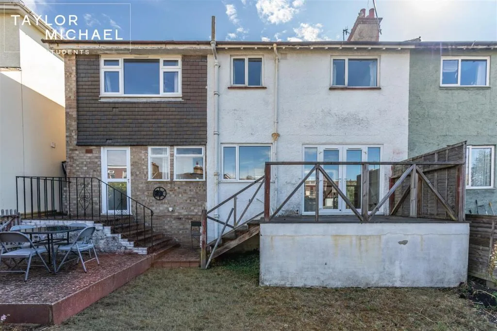 6 bedroom semi-detached house for rent