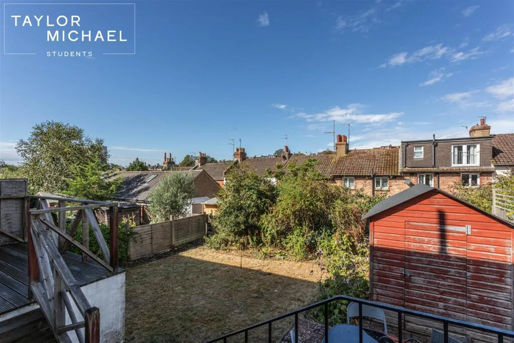 6 bedroom semi-detached house for rent