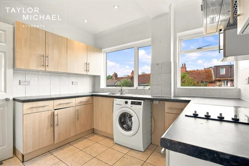6 bedroom semi-detached house for rent