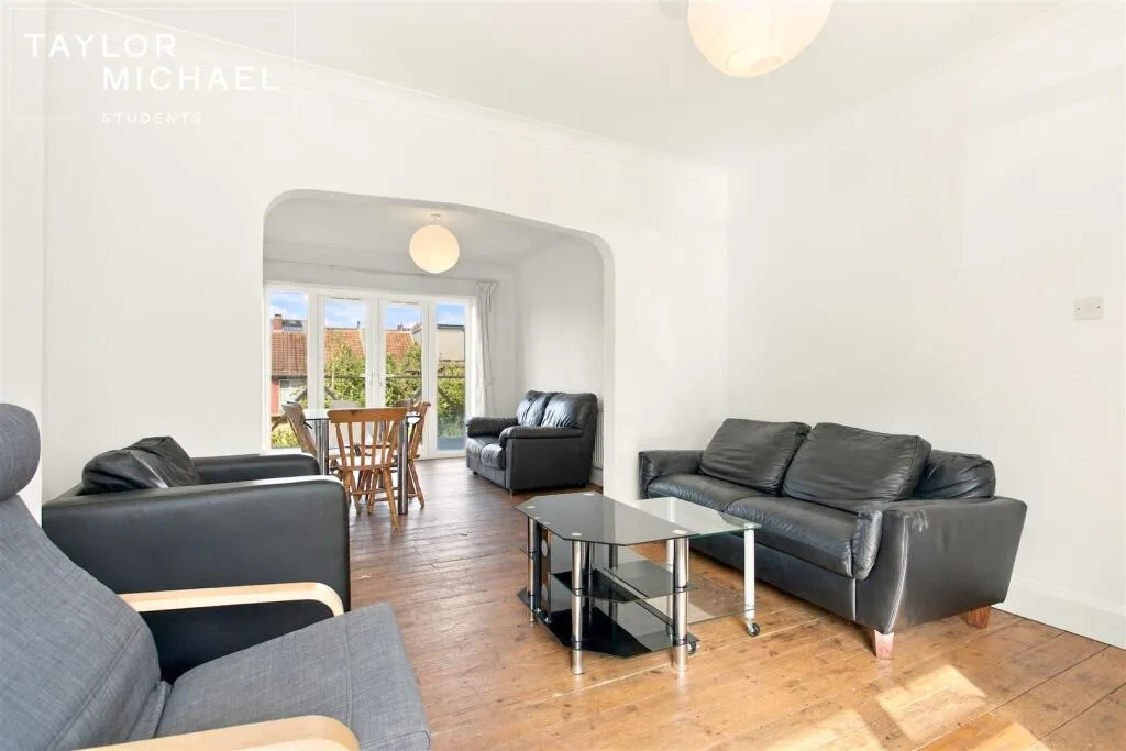 6 bedroom semi-detached house for rent