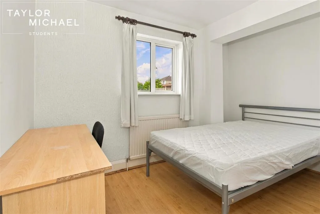6 bedroom semi-detached house for rent