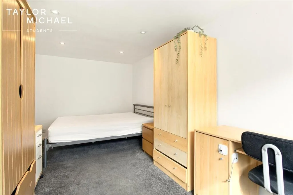 6 bedroom semi-detached house for rent