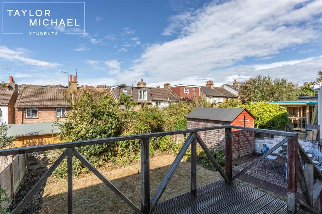 6 bedroom semi-detached house for rent