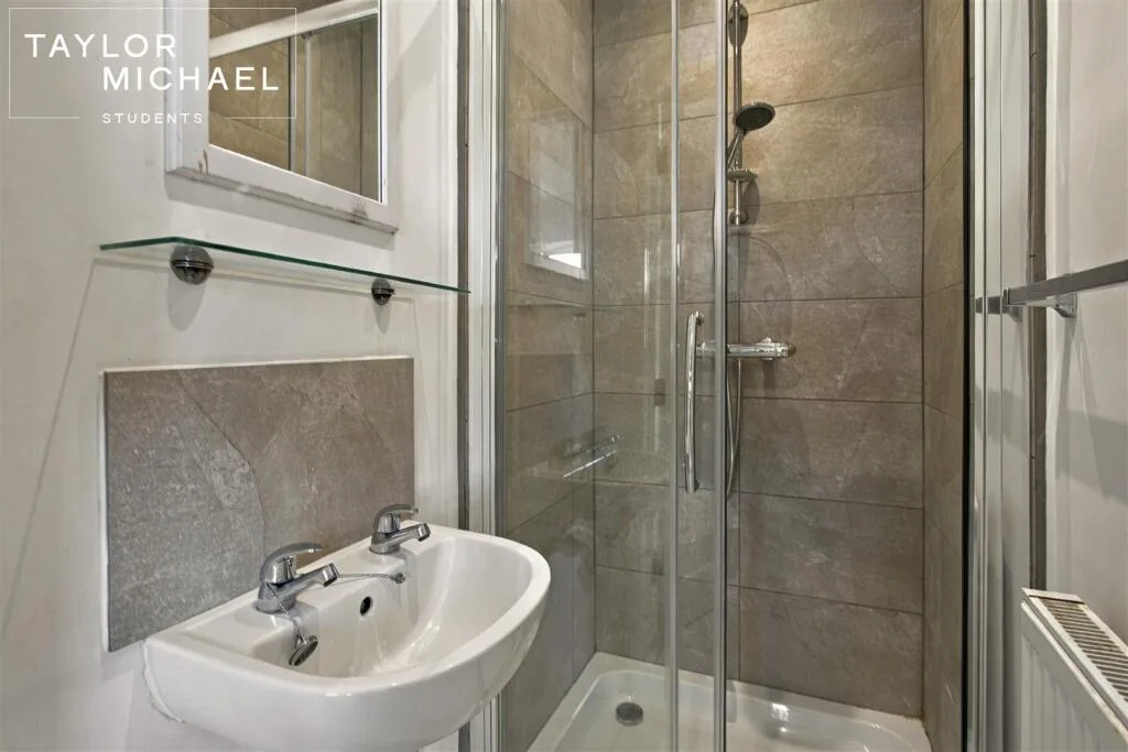 6 bedroom semi-detached house for rent