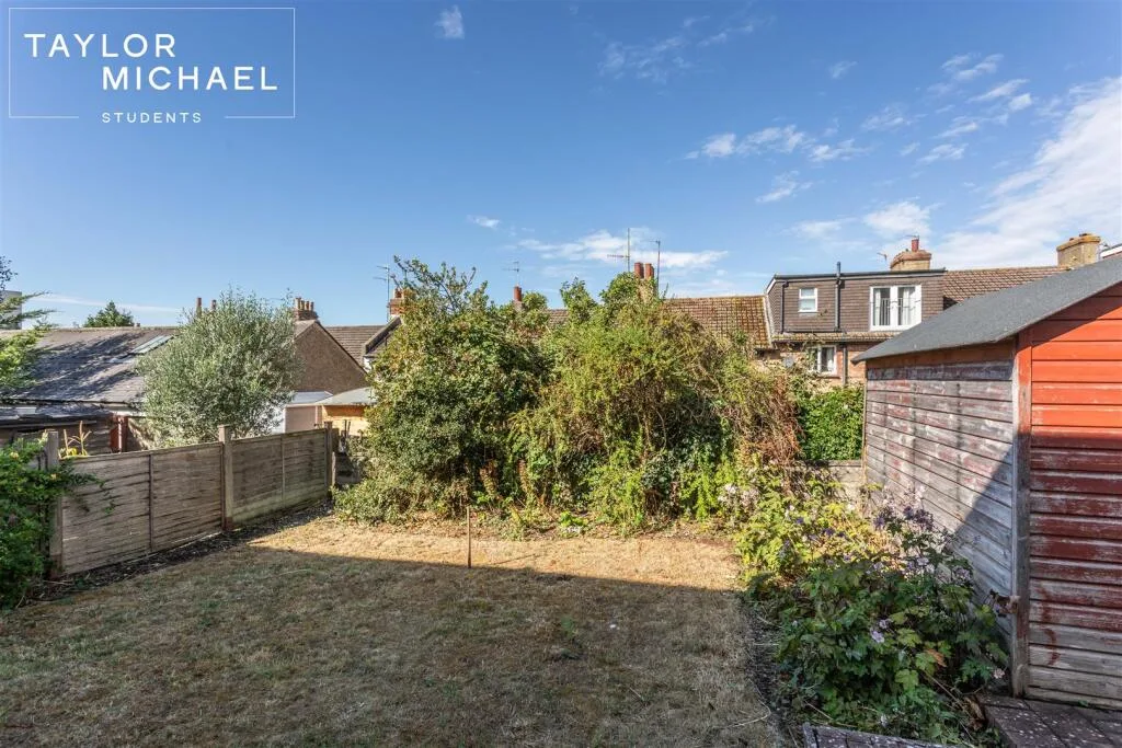 6 bedroom semi-detached house for rent
