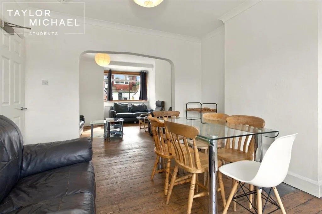 6 bedroom semi-detached house for rent