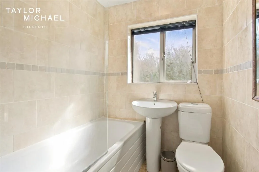 6 bedroom semi-detached house for rent