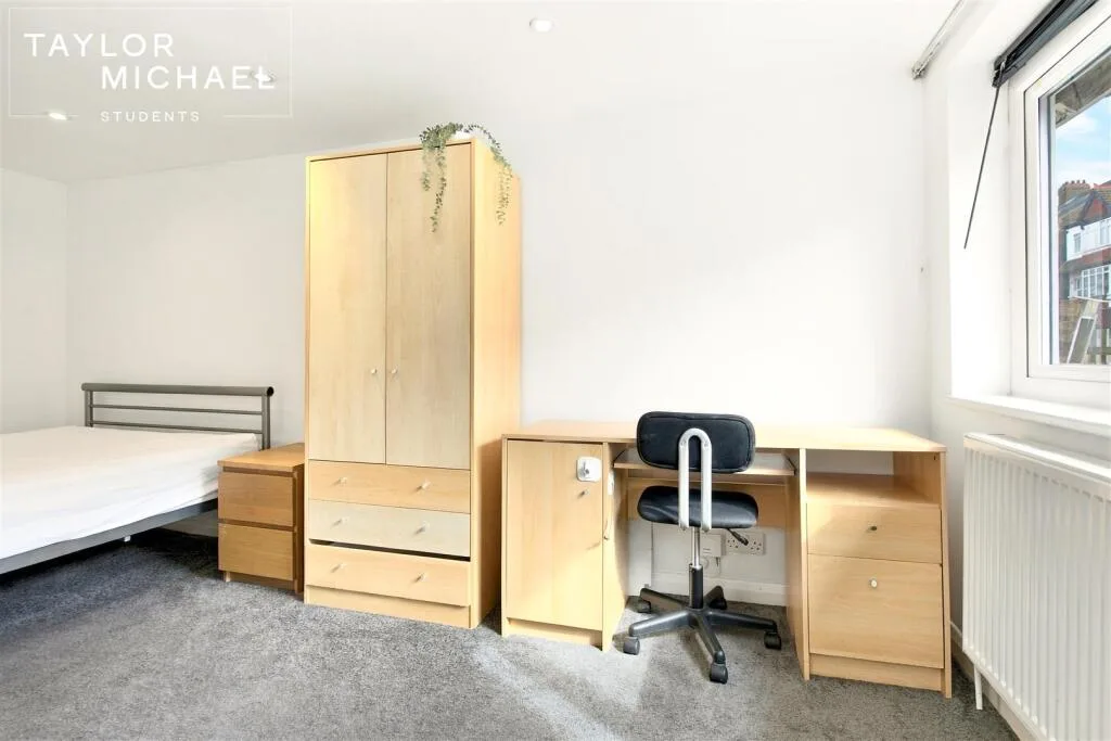 6 bedroom semi-detached house for rent