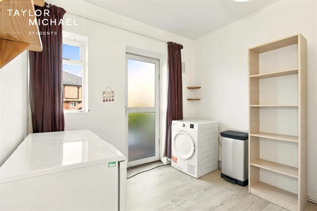 6 bedroom semi-detached house for rent